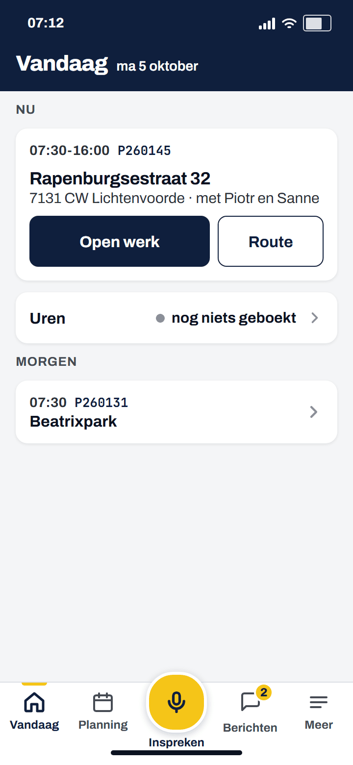 Telefoon met het scherm Vandaag en de gele microfoon in de tabbalk
